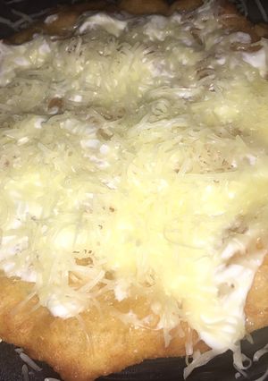 Sajtos tejfölös fokhagymás lángos 👻 recept fotója