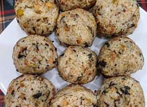 Hình của món Cơm nắm rong biển, cá ngừ ngâm dầu.