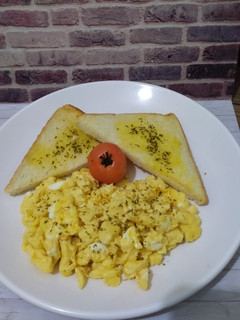 Foto resep Scramble Egg with Bread Toast
