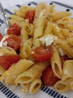 Una foto de Macarrones con queso, huevo y cherrys