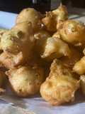 Buñuelos de queso, lechuga y cebolla