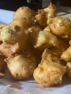 Una foto de Buñuelos de queso, lechuga y cebolla