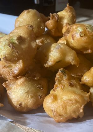 Una foto de Buñuelos de queso, lechuga y cebolla