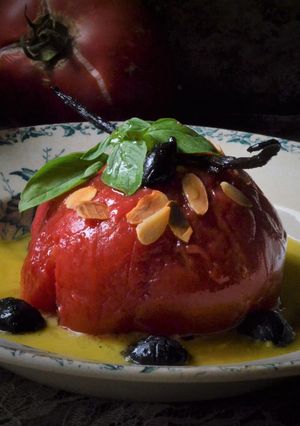 Une photo de Tomate confite entière en sirop vanillé, coulis de poivron et olives confites