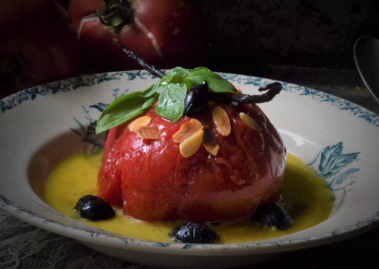 Comment Préparer Les Tomate confite entière en sirop vanillé, coulis de poivron et olives confites