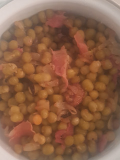 Una foto de Guisantes con jamón y cebolla