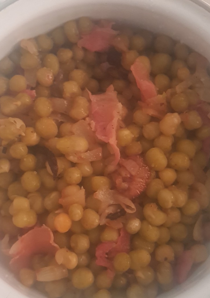 Una foto de Guisantes con jamón y cebolla