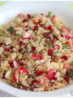 Una foto de Taboulé de couscous con granada