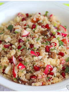 Una foto de Taboulé de couscous con granada