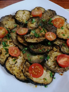 Una foto de Berenjenas al horno con miel y tomate cherry