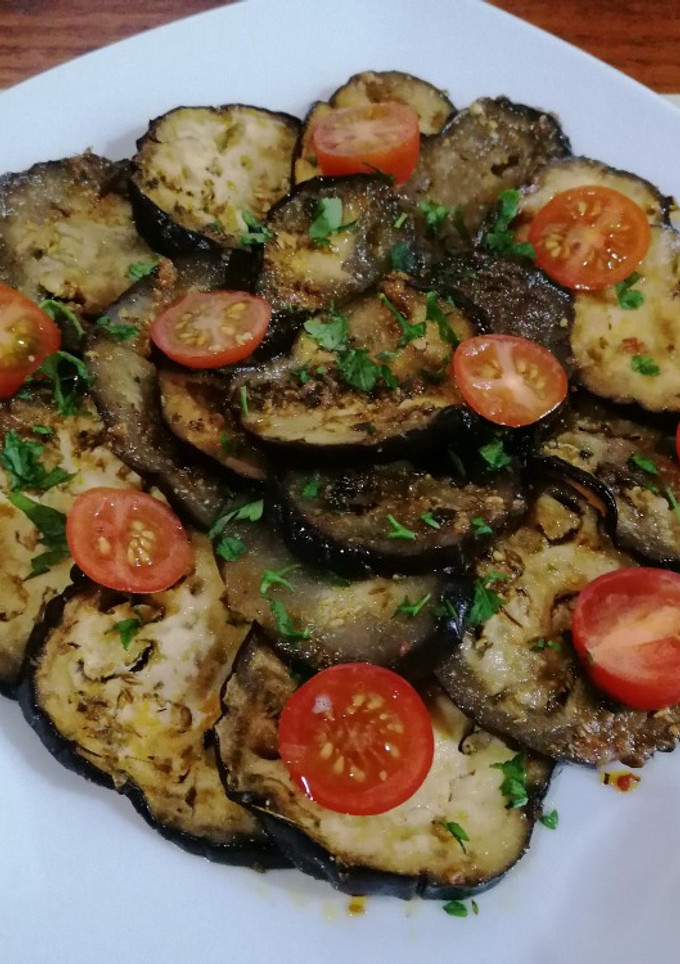 Una foto de Berenjenas al horno con miel y tomate cherry