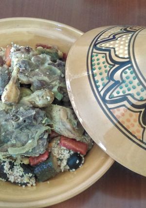 Foto principal de Cous-cous de cordero, pollo, legumbres, frutos secos y verduras