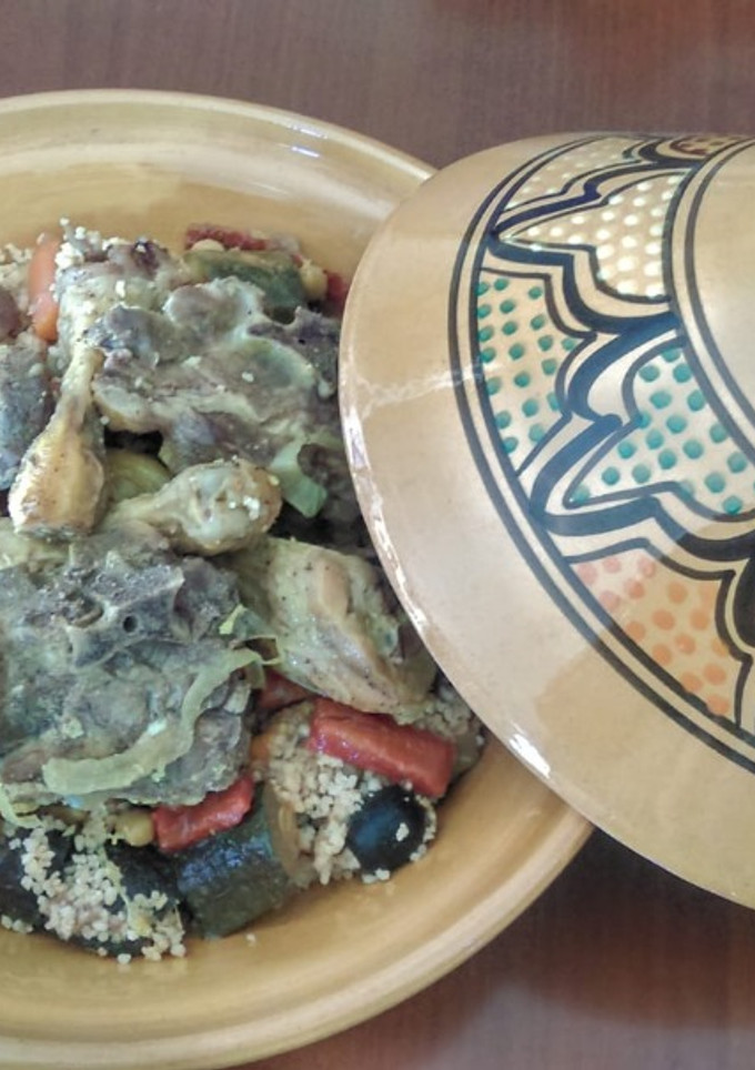 Una foto de Cous-cous de cordero, pollo, legumbres, frutos secos y verduras