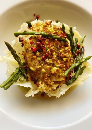 Foto di Uovo pochè e asparagi su cestino di parmigiano