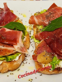 Una foto de Tostas de jamón y más cositas 😋