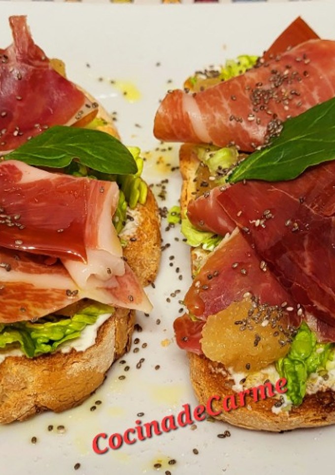 Una foto de Tostas de jamón y más cositas 😋