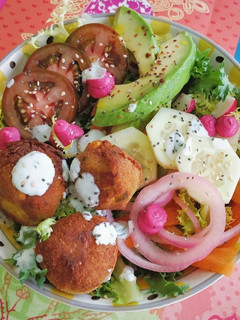 Una foto de Ensalada de falafel
