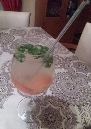 Una foto de Limonada con pomelo