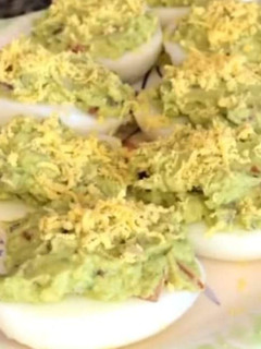 Foto principal de Huevos rellenos con aguacate🥑