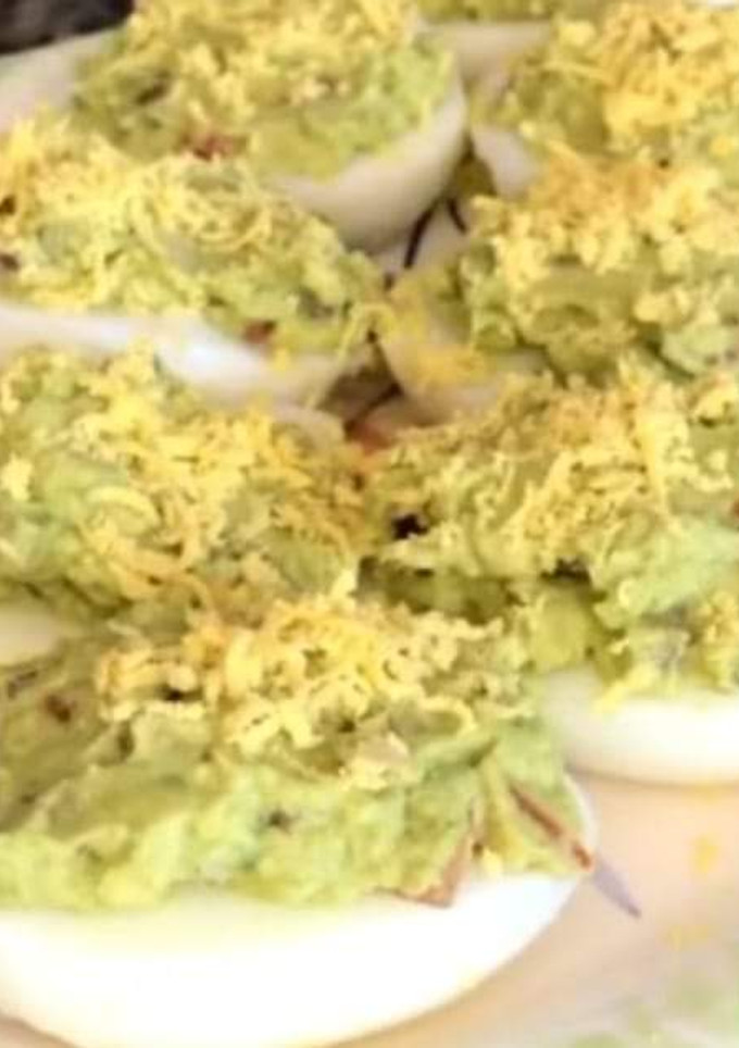 Una foto de Huevos rellenos con aguacate🥑