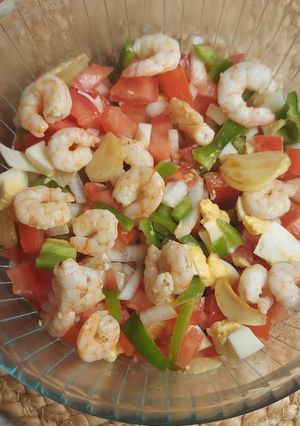 Una foto de Salpicón 🍅🥒🧅 con Gambas 🍤 al Ajillo 🧄