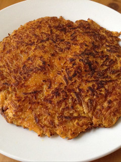 Una foto de Hashbrown de camote (batata)