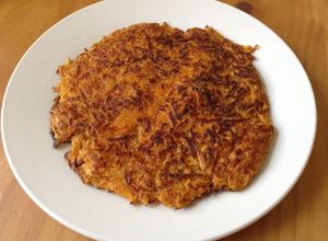 Una foto de Hashbrown de camote (batata)