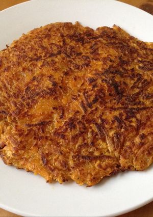 Una foto de Hashbrown de camote (batata)