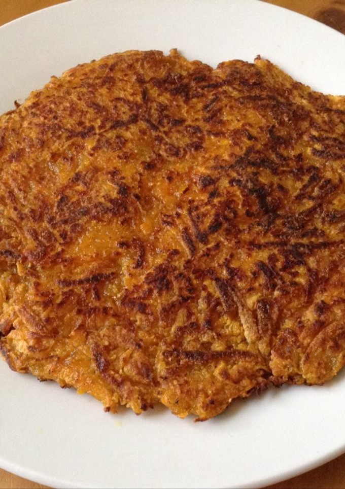 Una foto de Hashbrown de camote (batata)