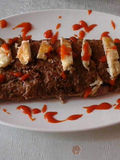 Una foto de Rollo de carne picada con queso al horno