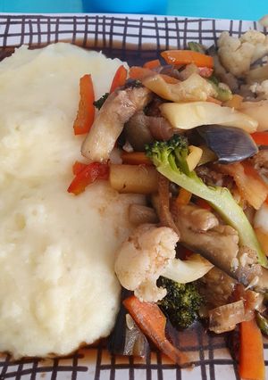 Una foto de Salteado de verduras con puré