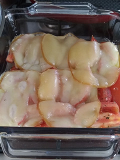 Una foto de Provolone y tomate