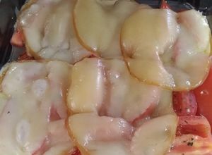 Una foto de Provolone y tomate