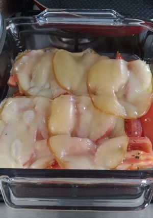 Una foto de Provolone y tomate