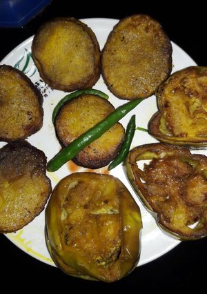 A picture of Fried potatoes and brinjals.