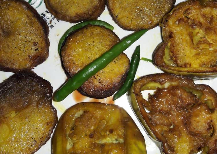 Fried potatoes and brinjals