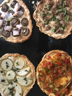 Una foto de Cocas (o mini pizzas) cuatro estaciones