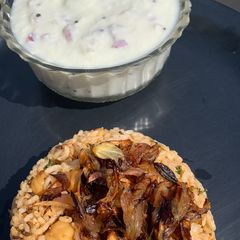 A picture of Kabuli rice with fried onions.