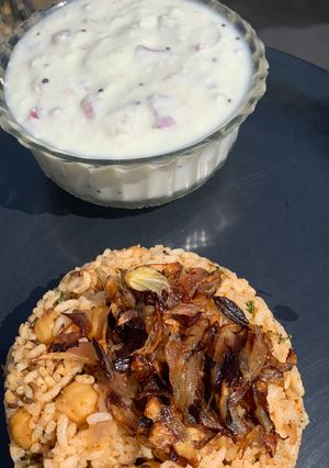 A picture of Kabuli rice with fried onions.