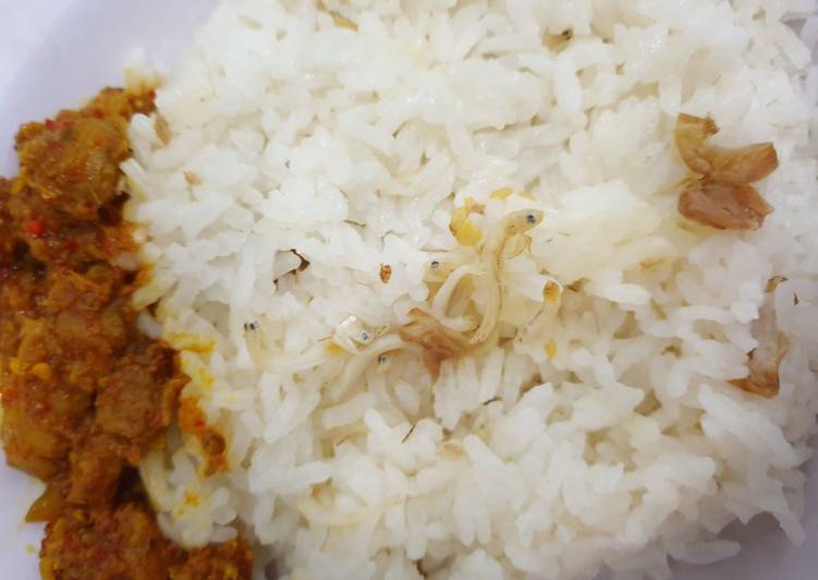 Langkah Mudah untuk Membuat Nasi Liwet Rice Cooker / Magic Com yang Menggugah Selera