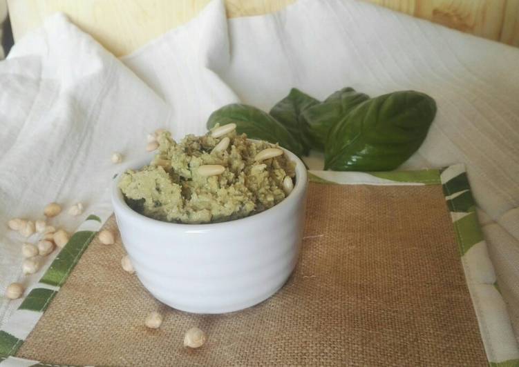 Simple Way to Prepare Fatto in casa super veloce Hummus di ceci al pesto di basilico