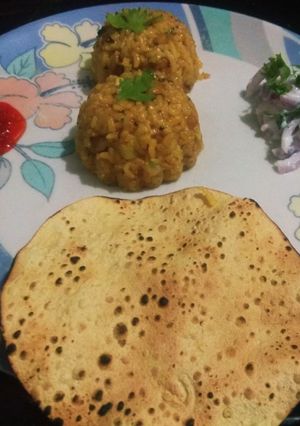 खान्देशी खिचडी (Khandeshi Khichdi recipe in marathi) रेसिपी चे मुख्य फोटो