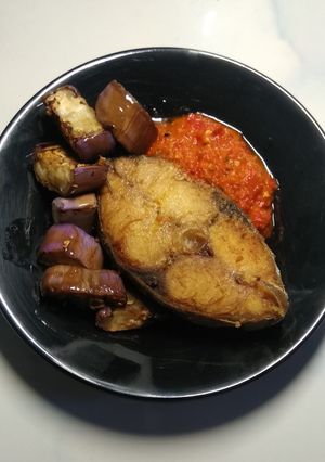 Foto resep Steak tenggiri sambal tomat dengan terong tumis #antiribet
