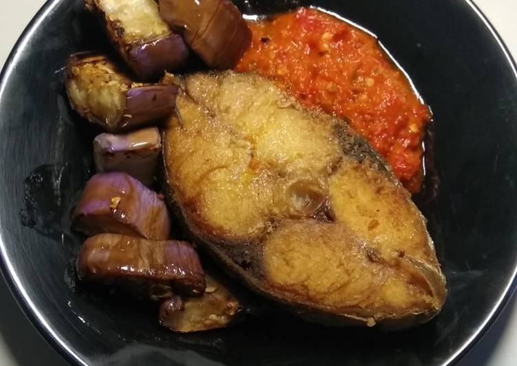 Resep Steak tenggiri sambal tomat dengan terong tumis #antiribet Jadi, Bisa Manjain Lidah