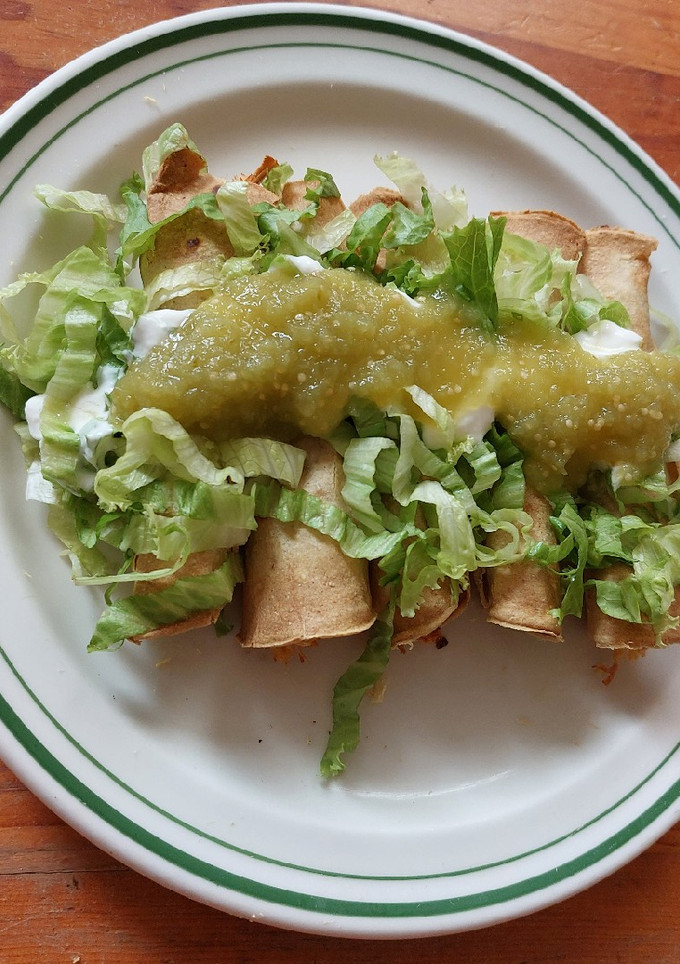 Una foto de Tacos dorados de pollo en freidora de aire