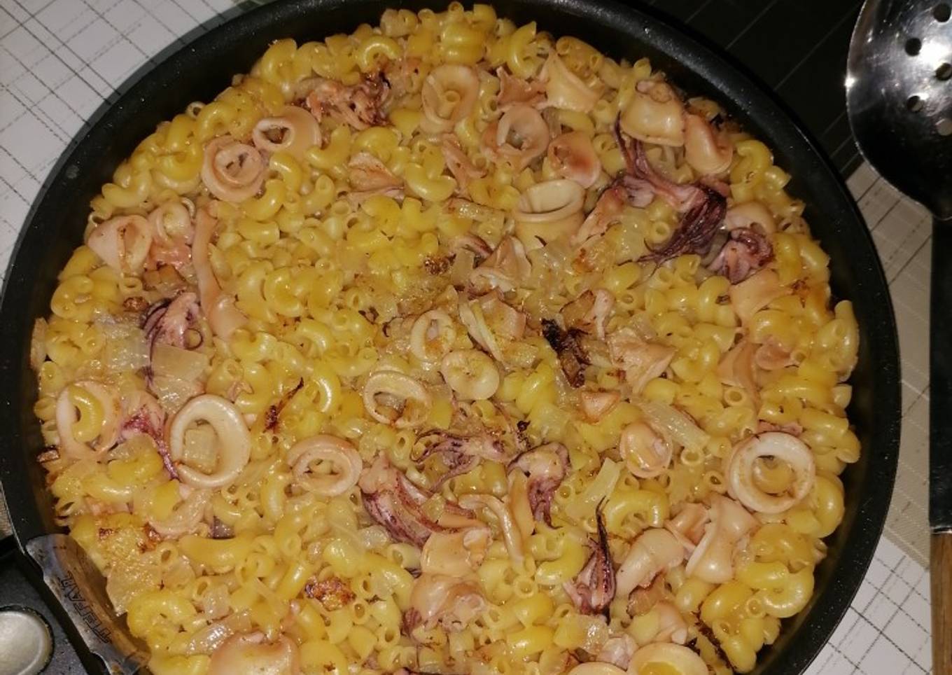 Fideuá con chipirones