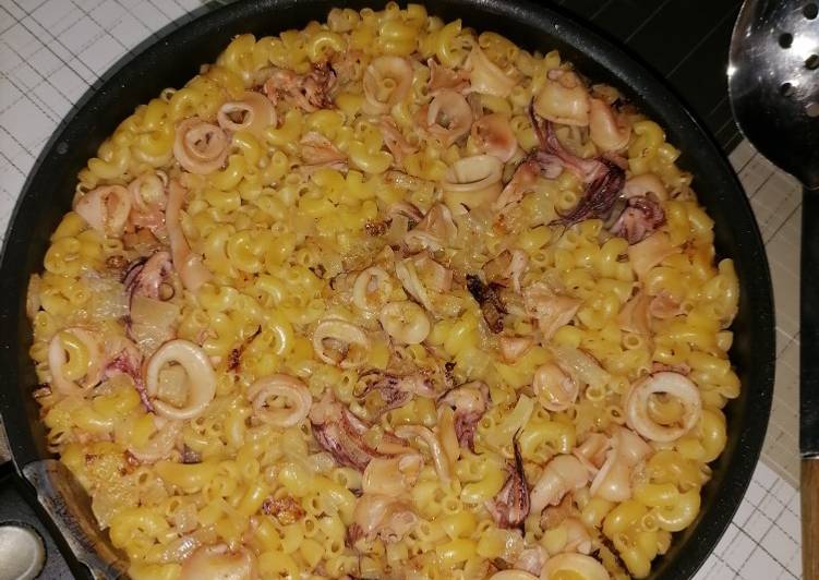 Fideuá con chipirones