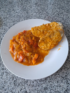 Una foto de Falso pescado frito de berenjena acompañado con pisto