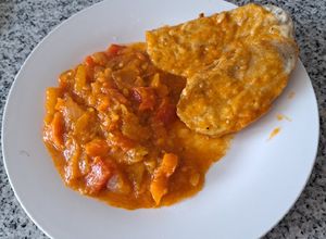 Una foto de Falso pescado frito de berenjena acompañado con pisto