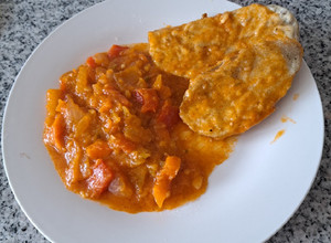 Una foto de Falso pescado frito de berenjena acompañado con pisto